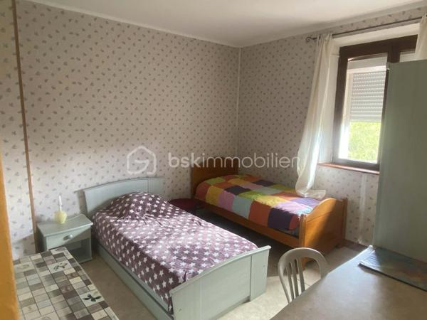 Exclusif à découvrir sans tarder !
Vous recherchez une maison familiale , agréable à vivre, avec toutes les commodités accessibles à pied ?
 Cette jolie maison mitoyenne  de village pourrait bien vous séduire.
Située au cœur d’une commune dynamique, à proximité immédiate de l’école, des commerces et du centre de loisirs, et à seulement quelques minutes en voiture de la gare (ligne Paris-Granville), elle bénéficie d’un emplacement particulièrement pratique au quotidien.
Édifiée sur une belle parcelle de 1 065 m², close et joliment arborée, la maison offre de beaux espaces et un environnement agréable pour toute la famille.
Elle se compose au rez-de-chaussée d’une entrée, d’une cuisine indépendante équipée et meublée, d’un séjour-salon, d’une chambre et d’un WC.
À l’étage, un palier dessert trois chambres ainsi qu’une salle de bains avec WC.
Le deuxième étage propose une cinquième chambre, idéale pour accueillir famille, amis ou aménager un espace bureau.
Côté pratique, vous profiterez également d’un garage,  cave et terrasse .
La maison est équipée d’un chauffage par pompe à chaleur, un véritable atout pour conjuguer confort et maîtrise des dépenses énergétiques.
 Une maison familiale pleine de potentiel, dans un environnement pratique et agréable, où il fait bon vivre.
 Une visite s’impose pour découvrir tout son charme !