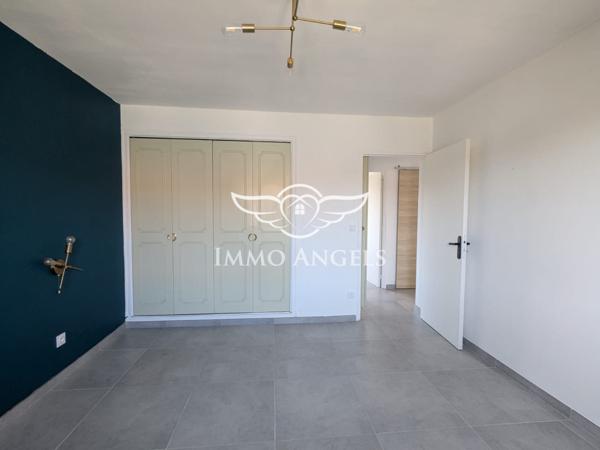 VILLA CONFORTABLE DANS UN QUARTIER RESIDENTIEL, AU CALME PROCHE CENTRE