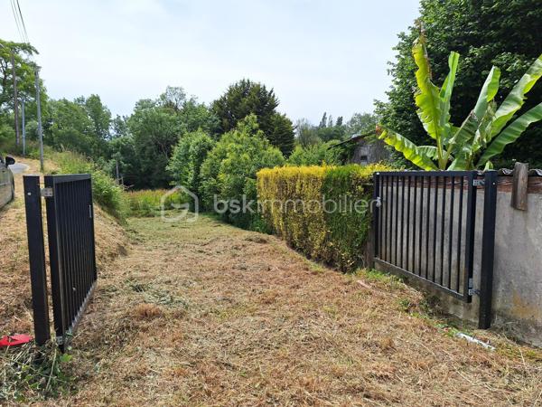 Je vous propose en exclusivité un terrain constructible et viabilisé d'une superficie de 661 m2 à Mayenne dans le hameau de la Tricottière.

Terrain situé dans un environnement calme et arboré, à proximité des chemins de randonnées et d'un ruisseau, hors lotissement.

Cub positif.