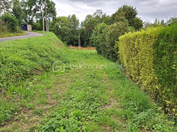 Je vous propose en exclusivité un terrain constructible et viabilisé d'une superficie de 661 m2 à Mayenne dans le hameau de la Tricottière.

Terrain situé dans un environnement calme et arboré, à proximité des chemins de randonnées et d'un ruisseau, hors lotissement.

Cub positif.