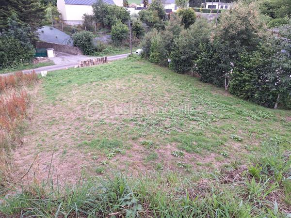Je vous propose en exclusivité un terrain constructible et viabilisé d'une superficie de 661 m2 à Mayenne dans le hameau de la Tricottière.

Terrain situé dans un environnement calme et arboré, à proximité des chemins de randonnées et d'un ruisseau, hors lotissement.

Cub positif.