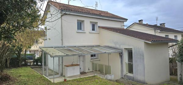 Maison de ville, de type 5, sous-sol, garage et jardin clos de 317 m²