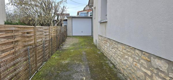 Maison de ville, de type 5, sous-sol, garage et jardin clos de 317 m²