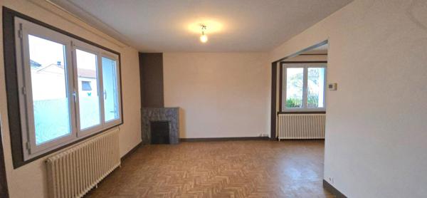 Maison de ville, de type 5, sous-sol, garage et jardin clos de 317 m²