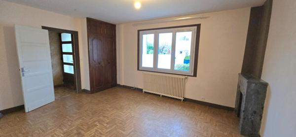 Maison de ville, de type 5, sous-sol, garage et jardin clos de 317 m²