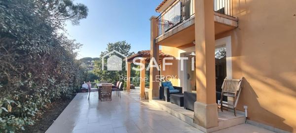 Villa provençale individuelle aux Issambres dans une résidence sécurisée avec piscine.