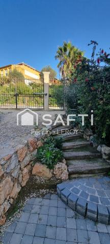 Villa provençale individuelle aux Issambres dans une résidence sécurisée avec piscine.