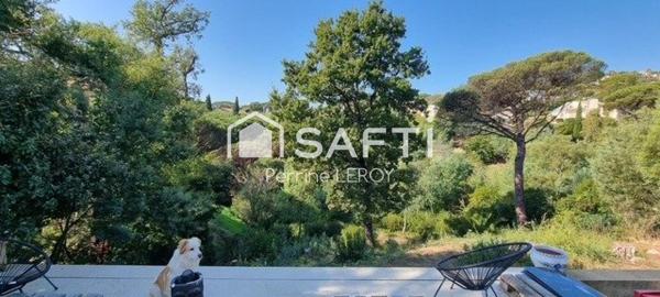 Villa provençale individuelle aux Issambres dans une résidence sécurisée avec piscine.