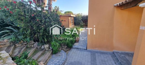 Villa provençale individuelle aux Issambres dans une résidence sécurisée avec piscine.