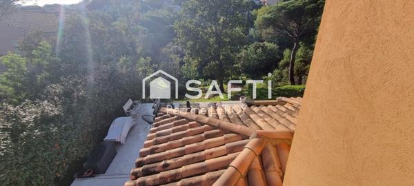 Villa provençale individuelle aux Issambres dans une résidence sécurisée avec piscine.