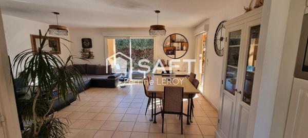 Villa provençale individuelle aux Issambres dans une résidence sécurisée avec piscine.