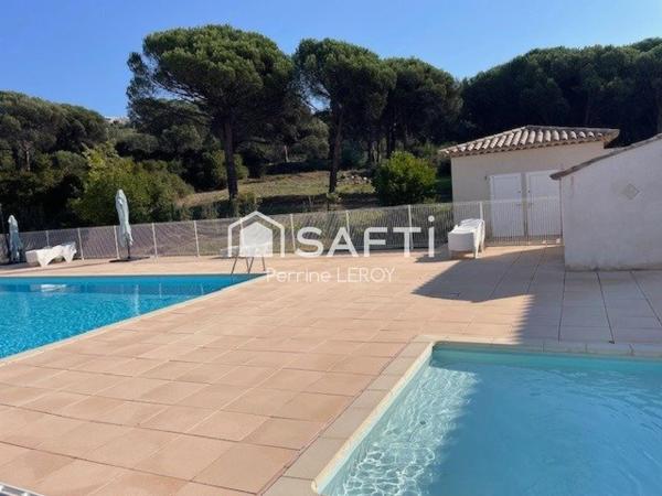 Villa provençale individuelle aux Issambres dans une résidence sécurisée avec piscine.