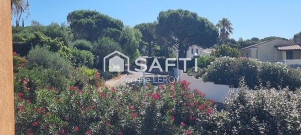 Villa provençale individuelle aux Issambres dans une résidence sécurisée avec piscine.