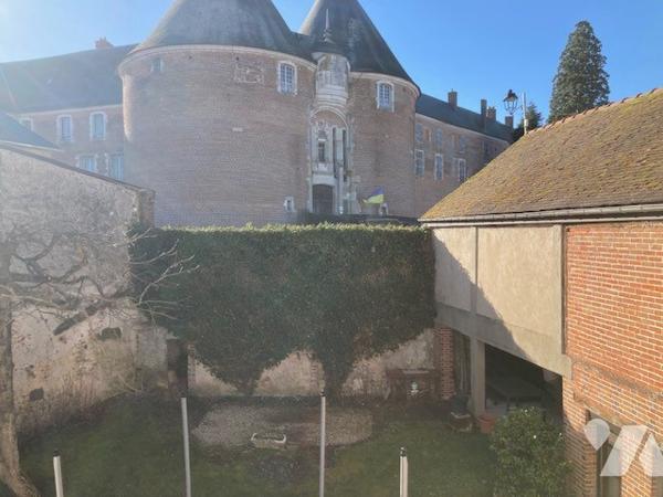 Au centre de SAINT-FARGEAU, un immeuble comprenant locaux commerciaux loués et un appartement