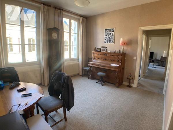 Au centre de SAINT-FARGEAU, un immeuble comprenant locaux commerciaux loués et un appartement