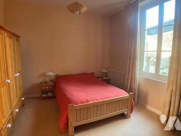 Au centre de SAINT-FARGEAU, un immeuble comprenant locaux commerciaux loués et un appartement