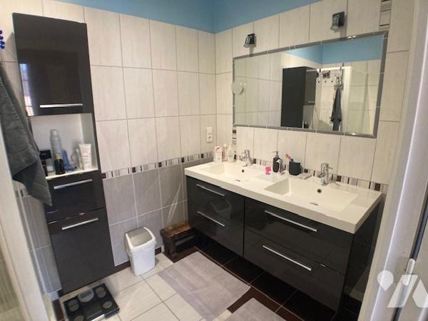 Au centre de SAINT-FARGEAU, un immeuble comprenant locaux commerciaux loués et un appartement