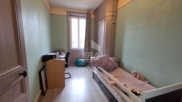 Immeuble Amberieu En Bugey 6 pièce(s) 1 local commercial 1 appartement T4 investissement