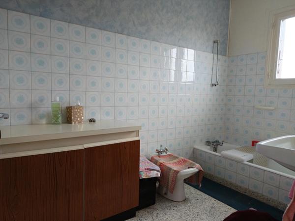 MAISON SUR SOUS SOL SUR UN TERRAIN D'ENVIRON 5000 M²