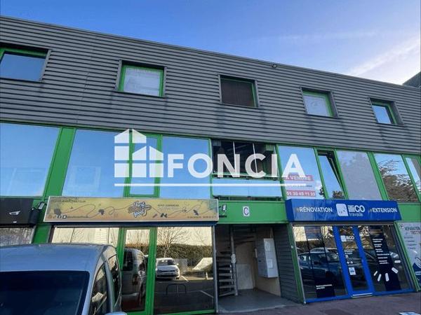 Location Local commercial 2 pièces 60.7 m² - Coignieres 78310