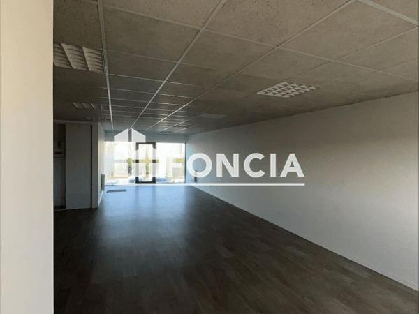 Location Local commercial 2 pièces 60.7 m² - Coignieres 78310