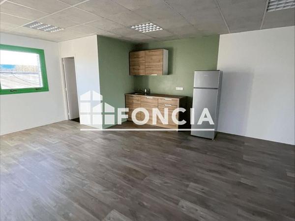 Location Local commercial 2 pièces 60.7 m² - Coignieres 78310
