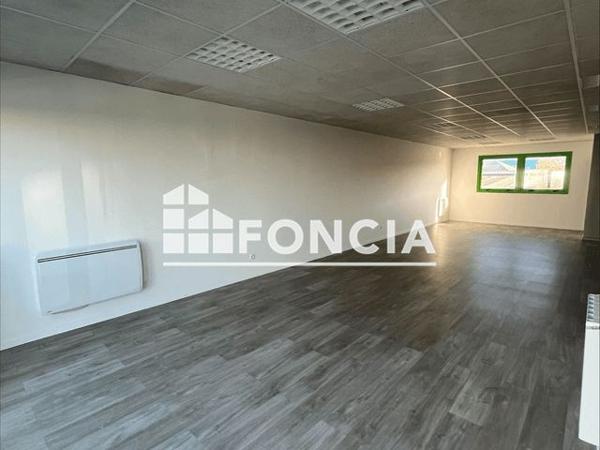 Location Local commercial 2 pièces 60.7 m² - Coignieres 78310