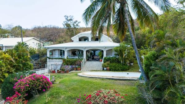 À VENDRE – VILLA D’EXCEPTION AVEC VUE PANORAMIQUE SUR MER ET PORT – SAINT-GILLES LES BAINS