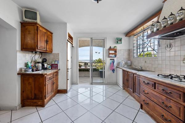 À VENDRE – VILLA D’EXCEPTION AVEC VUE PANORAMIQUE SUR MER ET PORT – SAINT-GILLES LES BAINS