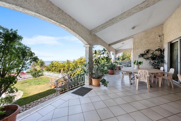À VENDRE – VILLA D’EXCEPTION AVEC VUE PANORAMIQUE SUR MER ET PORT – SAINT-GILLES LES BAINS