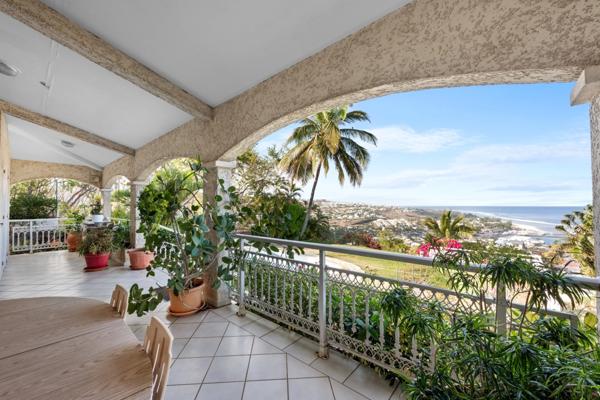 À VENDRE – VILLA D’EXCEPTION AVEC VUE PANORAMIQUE SUR MER ET PORT – SAINT-GILLES LES BAINS
