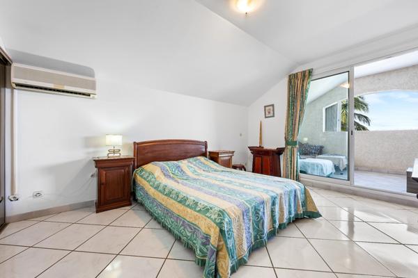 À VENDRE – VILLA D’EXCEPTION AVEC VUE PANORAMIQUE SUR MER ET PORT – SAINT-GILLES LES BAINS