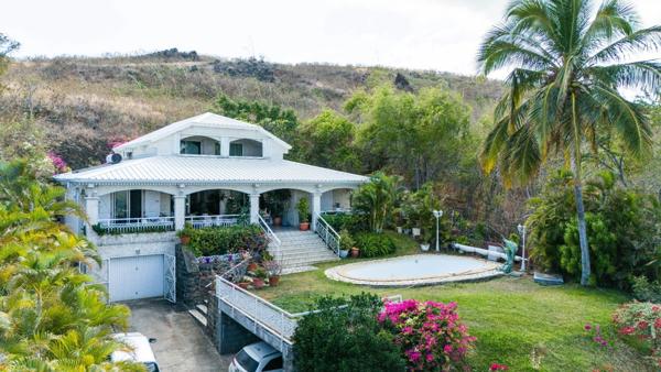 À VENDRE – VILLA D’EXCEPTION AVEC VUE PANORAMIQUE SUR MER ET PORT – SAINT-GILLES LES BAINS