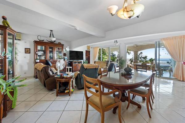 À VENDRE – VILLA D’EXCEPTION AVEC VUE PANORAMIQUE SUR MER ET PORT – SAINT-GILLES LES BAINS