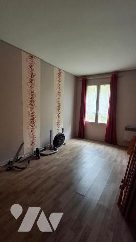 Sur la commune de Noisy le Grand (Seine Saint Denis) Appartement de 5 pièces principales et box