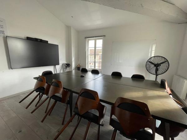 Location                                                      Local commercial
                        
                     4 pièces                      86 m2                     à Niort