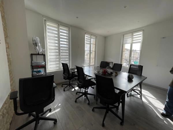Location                                                      Local commercial
                        
                     4 pièces                      86 m2                     à Niort