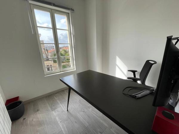 Location                                                      Local commercial
                        
                     4 pièces                      86 m2                     à Niort