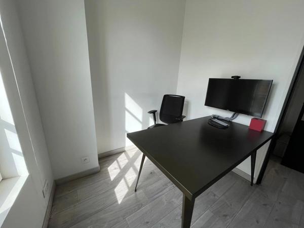 Location                                                      Local commercial
                        
                     4 pièces                      86 m2                     à Niort