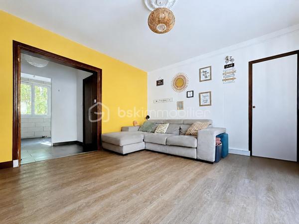 À Fontaine, 9 rue Yves Farges, découvrez cet agréable appartement T4 de 69 m², situé au 1er étage d’une copropriété de 7 étages avec ascenseur.
Entièrement rafraîchi il y a environ 3 ans, cet appartement traversant Est/Ouest offre une belle luminosité et une distribution fonctionnelle.
Il se compose d’un salon donnant accès à un balcon, d’une cuisine équipée ouvrant sur une loggia disposant d’une arrivée d’eau et de l’électricité, ainsi que de 3 chambres, dont une grande chambre d’environ 14 m² avec placard. Selon vos besoins, l’une des chambres peut facilement être utilisée comme salle à manger ou bureau.
Vous profiterez également d’une salle d’eau avec douche à l’italienne, de WC séparés et de plusieurs rangements.
Les huisseries en double vitrage PVC ont environ 3 ans.
Les + :
•	Appartement traversant Est/Ouest
•	Balcon + loggia
•	3 chambres et nombreux rangements
•	Double vitrage PVC récent
•	Chauffage collectif avec répartiteurs individuels
•	Chaudière collective récemment remplacée
•	Isolation de la toiture et des caves récemment réalisée
•	Jardin commun au sein de la copropriété
•	Cave privative et local à vélos
•	Stationnement gratuit 
•	Façade en pierre apparente : pas de ravalement traditionnel à prévoir. 

Charges : environ 343 € / trimestre, comprenant notamment le chauffage collectif.
Taxe foncière : 1 511 € / an.
Un appartement fonctionnel et bien entretenu, idéal aussi bien pour une famille, un premier achat que pour un investissement locatif, à découvrir rapidement à Fontaine.