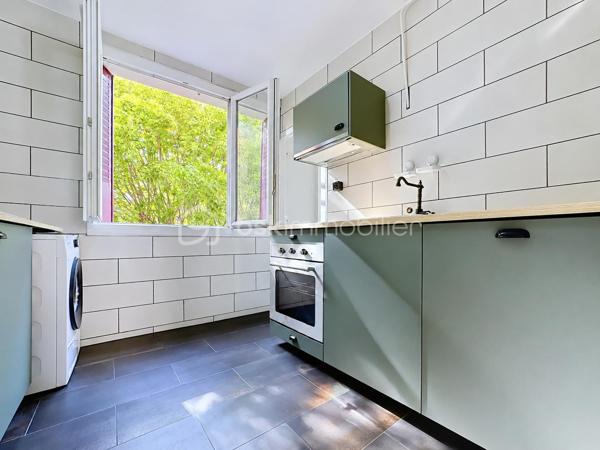 À Fontaine, 9 rue Yves Farges, découvrez cet agréable appartement T4 de 69 m², situé au 1er étage d’une copropriété de 7 étages avec ascenseur.
Entièrement rafraîchi il y a environ 3 ans, cet appartement traversant Est/Ouest offre une belle luminosité et une distribution fonctionnelle.
Il se compose d’un salon donnant accès à un balcon, d’une cuisine équipée ouvrant sur une loggia disposant d’une arrivée d’eau et de l’électricité, ainsi que de 3 chambres, dont une grande chambre d’environ 14 m² avec placard. Selon vos besoins, l’une des chambres peut facilement être utilisée comme salle à manger ou bureau.
Vous profiterez également d’une salle d’eau avec douche à l’italienne, de WC séparés et de plusieurs rangements.
Les huisseries en double vitrage PVC ont environ 3 ans.
Les + :
•	Appartement traversant Est/Ouest
•	Balcon + loggia
•	3 chambres et nombreux rangements
•	Double vitrage PVC récent
•	Chauffage collectif avec répartiteurs individuels
•	Chaudière collective récemment remplacée
•	Isolation de la toiture et des caves récemment réalisée
•	Jardin commun au sein de la copropriété
•	Cave privative et local à vélos
•	Stationnement gratuit 
•	Façade en pierre apparente : pas de ravalement traditionnel à prévoir. 

Charges : environ 343 € / trimestre, comprenant notamment le chauffage collectif.
Taxe foncière : 1 511 € / an.
Un appartement fonctionnel et bien entretenu, idéal aussi bien pour une famille, un premier achat que pour un investissement locatif, à découvrir rapidement à Fontaine.
