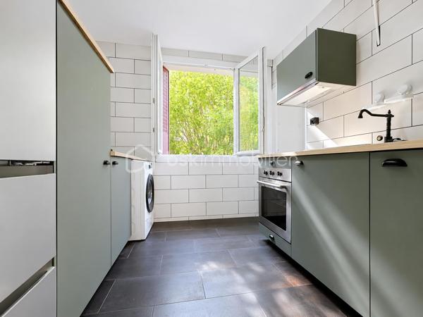 À Fontaine, 9 rue Yves Farges, découvrez cet agréable appartement T4 de 69 m², situé au 1er étage d’une copropriété de 7 étages avec ascenseur.
Entièrement rafraîchi il y a environ 3 ans, cet appartement traversant Est/Ouest offre une belle luminosité et une distribution fonctionnelle.
Il se compose d’un salon donnant accès à un balcon, d’une cuisine équipée ouvrant sur une loggia disposant d’une arrivée d’eau et de l’électricité, ainsi que de 3 chambres, dont une grande chambre d’environ 14 m² avec placard. Selon vos besoins, l’une des chambres peut facilement être utilisée comme salle à manger ou bureau.
Vous profiterez également d’une salle d’eau avec douche à l’italienne, de WC séparés et de plusieurs rangements.
Les huisseries en double vitrage PVC ont environ 3 ans.
Les + :
•	Appartement traversant Est/Ouest
•	Balcon + loggia
•	3 chambres et nombreux rangements
•	Double vitrage PVC récent
•	Chauffage collectif avec répartiteurs individuels
•	Chaudière collective récemment remplacée
•	Isolation de la toiture et des caves récemment réalisée
•	Jardin commun au sein de la copropriété
•	Cave privative et local à vélos
•	Stationnement gratuit 
•	Façade en pierre apparente : pas de ravalement traditionnel à prévoir. 

Charges : environ 343 € / trimestre, comprenant notamment le chauffage collectif.
Taxe foncière : 1 511 € / an.
Un appartement fonctionnel et bien entretenu, idéal aussi bien pour une famille, un premier achat que pour un investissement locatif, à découvrir rapidement à Fontaine.