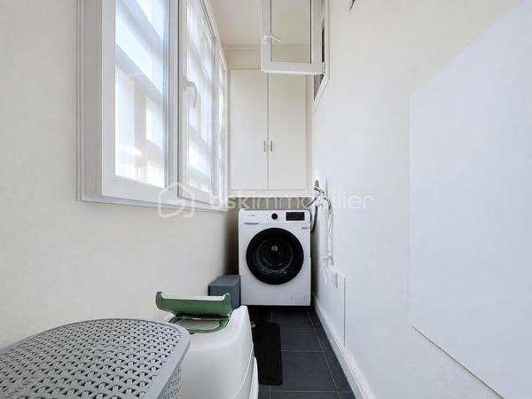 À Fontaine, 9 rue Yves Farges, découvrez cet agréable appartement T4 de 69 m², situé au 1er étage d’une copropriété de 7 étages avec ascenseur.
Entièrement rafraîchi il y a environ 3 ans, cet appartement traversant Est/Ouest offre une belle luminosité et une distribution fonctionnelle.
Il se compose d’un salon donnant accès à un balcon, d’une cuisine équipée ouvrant sur une loggia disposant d’une arrivée d’eau et de l’électricité, ainsi que de 3 chambres, dont une grande chambre d’environ 14 m² avec placard. Selon vos besoins, l’une des chambres peut facilement être utilisée comme salle à manger ou bureau.
Vous profiterez également d’une salle d’eau avec douche à l’italienne, de WC séparés et de plusieurs rangements.
Les huisseries en double vitrage PVC ont environ 3 ans.
Les + :
•	Appartement traversant Est/Ouest
•	Balcon + loggia
•	3 chambres et nombreux rangements
•	Double vitrage PVC récent
•	Chauffage collectif avec répartiteurs individuels
•	Chaudière collective récemment remplacée
•	Isolation de la toiture et des caves récemment réalisée
•	Jardin commun au sein de la copropriété
•	Cave privative et local à vélos
•	Stationnement gratuit 
•	Façade en pierre apparente : pas de ravalement traditionnel à prévoir. 

Charges : environ 343 € / trimestre, comprenant notamment le chauffage collectif.
Taxe foncière : 1 511 € / an.
Un appartement fonctionnel et bien entretenu, idéal aussi bien pour une famille, un premier achat que pour un investissement locatif, à découvrir rapidement à Fontaine.