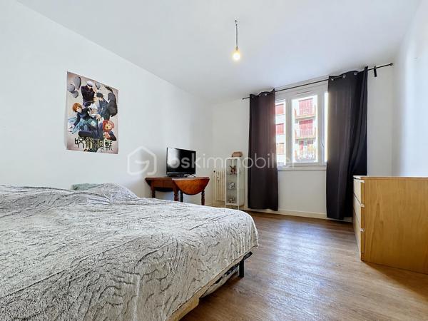 À Fontaine, 9 rue Yves Farges, découvrez cet agréable appartement T4 de 69 m², situé au 1er étage d’une copropriété de 7 étages avec ascenseur.
Entièrement rafraîchi il y a environ 3 ans, cet appartement traversant Est/Ouest offre une belle luminosité et une distribution fonctionnelle.
Il se compose d’un salon donnant accès à un balcon, d’une cuisine équipée ouvrant sur une loggia disposant d’une arrivée d’eau et de l’électricité, ainsi que de 3 chambres, dont une grande chambre d’environ 14 m² avec placard. Selon vos besoins, l’une des chambres peut facilement être utilisée comme salle à manger ou bureau.
Vous profiterez également d’une salle d’eau avec douche à l’italienne, de WC séparés et de plusieurs rangements.
Les huisseries en double vitrage PVC ont environ 3 ans.
Les + :
•	Appartement traversant Est/Ouest
•	Balcon + loggia
•	3 chambres et nombreux rangements
•	Double vitrage PVC récent
•	Chauffage collectif avec répartiteurs individuels
•	Chaudière collective récemment remplacée
•	Isolation de la toiture et des caves récemment réalisée
•	Jardin commun au sein de la copropriété
•	Cave privative et local à vélos
•	Stationnement gratuit 
•	Façade en pierre apparente : pas de ravalement traditionnel à prévoir. 

Charges : environ 343 € / trimestre, comprenant notamment le chauffage collectif.
Taxe foncière : 1 511 € / an.
Un appartement fonctionnel et bien entretenu, idéal aussi bien pour une famille, un premier achat que pour un investissement locatif, à découvrir rapidement à Fontaine.