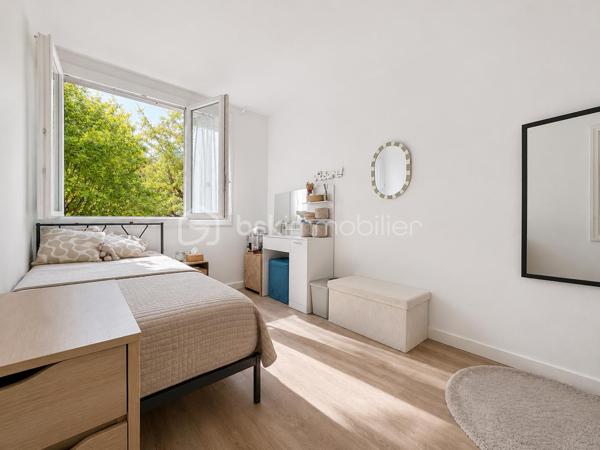 À Fontaine, 9 rue Yves Farges, découvrez cet agréable appartement T4 de 69 m², situé au 1er étage d’une copropriété de 7 étages avec ascenseur.
Entièrement rafraîchi il y a environ 3 ans, cet appartement traversant Est/Ouest offre une belle luminosité et une distribution fonctionnelle.
Il se compose d’un salon donnant accès à un balcon, d’une cuisine équipée ouvrant sur une loggia disposant d’une arrivée d’eau et de l’électricité, ainsi que de 3 chambres, dont une grande chambre d’environ 14 m² avec placard. Selon vos besoins, l’une des chambres peut facilement être utilisée comme salle à manger ou bureau.
Vous profiterez également d’une salle d’eau avec douche à l’italienne, de WC séparés et de plusieurs rangements.
Les huisseries en double vitrage PVC ont environ 3 ans.
Les + :
•	Appartement traversant Est/Ouest
•	Balcon + loggia
•	3 chambres et nombreux rangements
•	Double vitrage PVC récent
•	Chauffage collectif avec répartiteurs individuels
•	Chaudière collective récemment remplacée
•	Isolation de la toiture et des caves récemment réalisée
•	Jardin commun au sein de la copropriété
•	Cave privative et local à vélos
•	Stationnement gratuit 
•	Façade en pierre apparente : pas de ravalement traditionnel à prévoir. 

Charges : environ 343 € / trimestre, comprenant notamment le chauffage collectif.
Taxe foncière : 1 511 € / an.
Un appartement fonctionnel et bien entretenu, idéal aussi bien pour une famille, un premier achat que pour un investissement locatif, à découvrir rapidement à Fontaine.