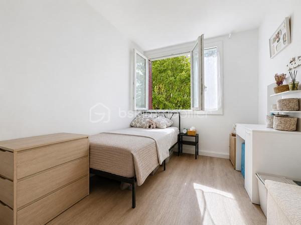 À Fontaine, 9 rue Yves Farges, découvrez cet agréable appartement T4 de 69 m², situé au 1er étage d’une copropriété de 7 étages avec ascenseur.
Entièrement rafraîchi il y a environ 3 ans, cet appartement traversant Est/Ouest offre une belle luminosité et une distribution fonctionnelle.
Il se compose d’un salon donnant accès à un balcon, d’une cuisine équipée ouvrant sur une loggia disposant d’une arrivée d’eau et de l’électricité, ainsi que de 3 chambres, dont une grande chambre d’environ 14 m² avec placard. Selon vos besoins, l’une des chambres peut facilement être utilisée comme salle à manger ou bureau.
Vous profiterez également d’une salle d’eau avec douche à l’italienne, de WC séparés et de plusieurs rangements.
Les huisseries en double vitrage PVC ont environ 3 ans.
Les + :
•	Appartement traversant Est/Ouest
•	Balcon + loggia
•	3 chambres et nombreux rangements
•	Double vitrage PVC récent
•	Chauffage collectif avec répartiteurs individuels
•	Chaudière collective récemment remplacée
•	Isolation de la toiture et des caves récemment réalisée
•	Jardin commun au sein de la copropriété
•	Cave privative et local à vélos
•	Stationnement gratuit 
•	Façade en pierre apparente : pas de ravalement traditionnel à prévoir. 

Charges : environ 343 € / trimestre, comprenant notamment le chauffage collectif.
Taxe foncière : 1 511 € / an.
Un appartement fonctionnel et bien entretenu, idéal aussi bien pour une famille, un premier achat que pour un investissement locatif, à découvrir rapidement à Fontaine.