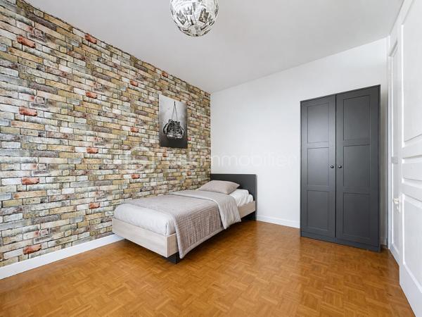 À Fontaine, 9 rue Yves Farges, découvrez cet agréable appartement T4 de 69 m², situé au 1er étage d’une copropriété de 7 étages avec ascenseur.
Entièrement rafraîchi il y a environ 3 ans, cet appartement traversant Est/Ouest offre une belle luminosité et une distribution fonctionnelle.
Il se compose d’un salon donnant accès à un balcon, d’une cuisine équipée ouvrant sur une loggia disposant d’une arrivée d’eau et de l’électricité, ainsi que de 3 chambres, dont une grande chambre d’environ 14 m² avec placard. Selon vos besoins, l’une des chambres peut facilement être utilisée comme salle à manger ou bureau.
Vous profiterez également d’une salle d’eau avec douche à l’italienne, de WC séparés et de plusieurs rangements.
Les huisseries en double vitrage PVC ont environ 3 ans.
Les + :
•	Appartement traversant Est/Ouest
•	Balcon + loggia
•	3 chambres et nombreux rangements
•	Double vitrage PVC récent
•	Chauffage collectif avec répartiteurs individuels
•	Chaudière collective récemment remplacée
•	Isolation de la toiture et des caves récemment réalisée
•	Jardin commun au sein de la copropriété
•	Cave privative et local à vélos
•	Stationnement gratuit 
•	Façade en pierre apparente : pas de ravalement traditionnel à prévoir. 

Charges : environ 343 € / trimestre, comprenant notamment le chauffage collectif.
Taxe foncière : 1 511 € / an.
Un appartement fonctionnel et bien entretenu, idéal aussi bien pour une famille, un premier achat que pour un investissement locatif, à découvrir rapidement à Fontaine.
