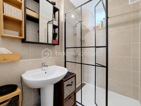 À Fontaine, 9 rue Yves Farges, découvrez cet agréable appartement T4 de 69 m², situé au 1er étage d’une copropriété de 7 étages avec ascenseur.
Entièrement rafraîchi il y a environ 3 ans, cet appartement traversant Est/Ouest offre une belle luminosité et une distribution fonctionnelle.
Il se compose d’un salon donnant accès à un balcon, d’une cuisine équipée ouvrant sur une loggia disposant d’une arrivée d’eau et de l’électricité, ainsi que de 3 chambres, dont une grande chambre d’environ 14 m² avec placard. Selon vos besoins, l’une des chambres peut facilement être utilisée comme salle à manger ou bureau.
Vous profiterez également d’une salle d’eau avec douche à l’italienne, de WC séparés et de plusieurs rangements.
Les huisseries en double vitrage PVC ont environ 3 ans.
Les + :
•	Appartement traversant Est/Ouest
•	Balcon + loggia
•	3 chambres et nombreux rangements
•	Double vitrage PVC récent
•	Chauffage collectif avec répartiteurs individuels
•	Chaudière collective récemment remplacée
•	Isolation de la toiture et des caves récemment réalisée
•	Jardin commun au sein de la copropriété
•	Cave privative et local à vélos
•	Stationnement gratuit 
•	Façade en pierre apparente : pas de ravalement traditionnel à prévoir. 

Charges : environ 343 € / trimestre, comprenant notamment le chauffage collectif.
Taxe foncière : 1 511 € / an.
Un appartement fonctionnel et bien entretenu, idéal aussi bien pour une famille, un premier achat que pour un investissement locatif, à découvrir rapidement à Fontaine.