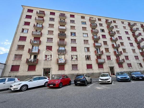 À Fontaine, 9 rue Yves Farges, découvrez cet agréable appartement T4 de 69 m², situé au 1er étage d’une copropriété de 7 étages avec ascenseur.
Entièrement rafraîchi il y a environ 3 ans, cet appartement traversant Est/Ouest offre une belle luminosité et une distribution fonctionnelle.
Il se compose d’un salon donnant accès à un balcon, d’une cuisine équipée ouvrant sur une loggia disposant d’une arrivée d’eau et de l’électricité, ainsi que de 3 chambres, dont une grande chambre d’environ 14 m² avec placard. Selon vos besoins, l’une des chambres peut facilement être utilisée comme salle à manger ou bureau.
Vous profiterez également d’une salle d’eau avec douche à l’italienne, de WC séparés et de plusieurs rangements.
Les huisseries en double vitrage PVC ont environ 3 ans.
Les + :
•	Appartement traversant Est/Ouest
•	Balcon + loggia
•	3 chambres et nombreux rangements
•	Double vitrage PVC récent
•	Chauffage collectif avec répartiteurs individuels
•	Chaudière collective récemment remplacée
•	Isolation de la toiture et des caves récemment réalisée
•	Jardin commun au sein de la copropriété
•	Cave privative et local à vélos
•	Stationnement gratuit 
•	Façade en pierre apparente : pas de ravalement traditionnel à prévoir. 

Charges : environ 343 € / trimestre, comprenant notamment le chauffage collectif.
Taxe foncière : 1 511 € / an.
Un appartement fonctionnel et bien entretenu, idéal aussi bien pour une famille, un premier achat que pour un investissement locatif, à découvrir rapidement à Fontaine.