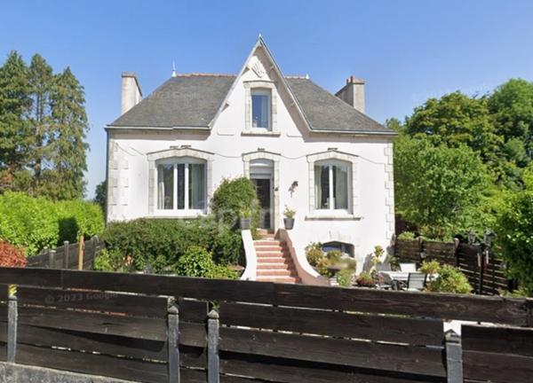 EXCLUSIVITE -PLEVIN- Maison convivial 176 m2 - Grand jardin arboré/paysager - dépendances proche de CARHAIX